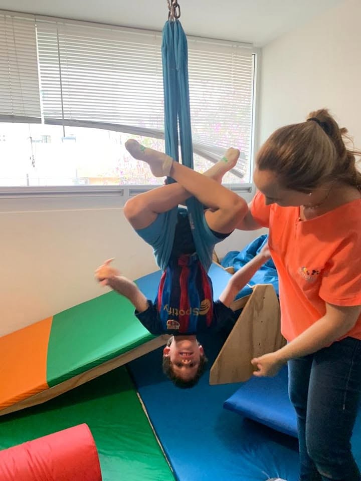 Marcela Metlich con niño en hamaca